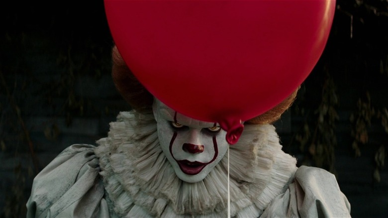 Bill Skarsgård as Pennywise holding red balloon (2017)
