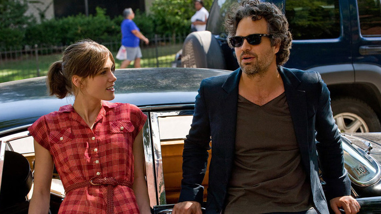 Gretta and Dan talking and leaning on a car in Begin Again (2013)