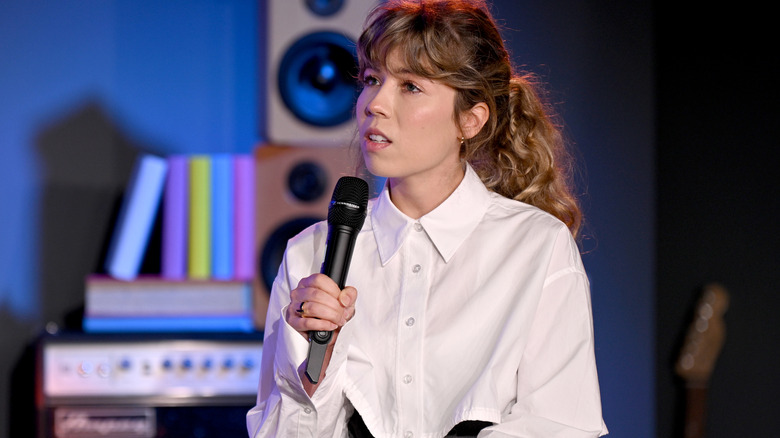 Jennette McCurdy speaking into a microphone