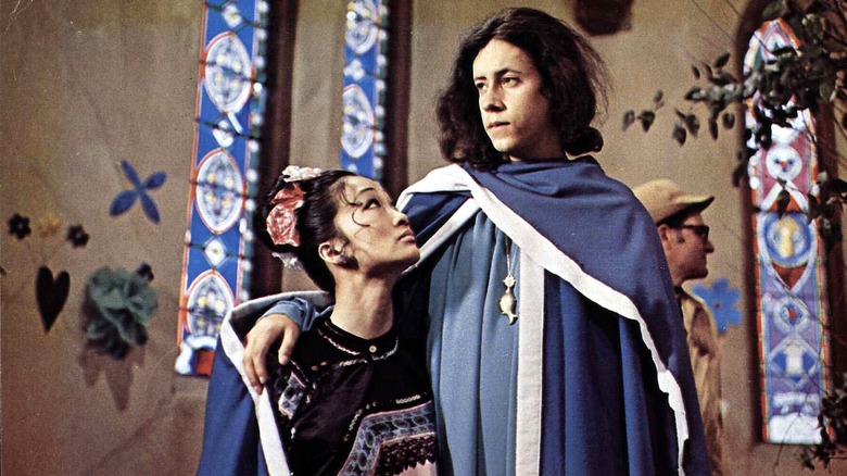 Arlo Guthrie and Mari-chan enter a chapel in 'Alice's Restaurant' (1969)