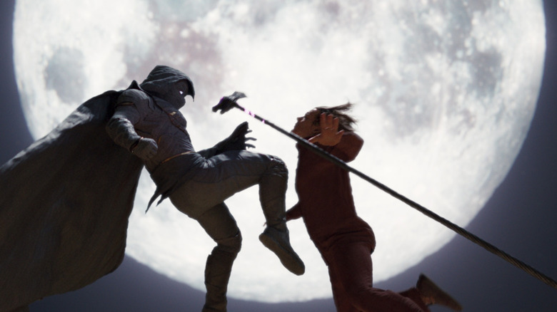 Moon Knight (Oscar Isaac) fighting Arthur Harrow (Ethan Hawke) under the moonlight