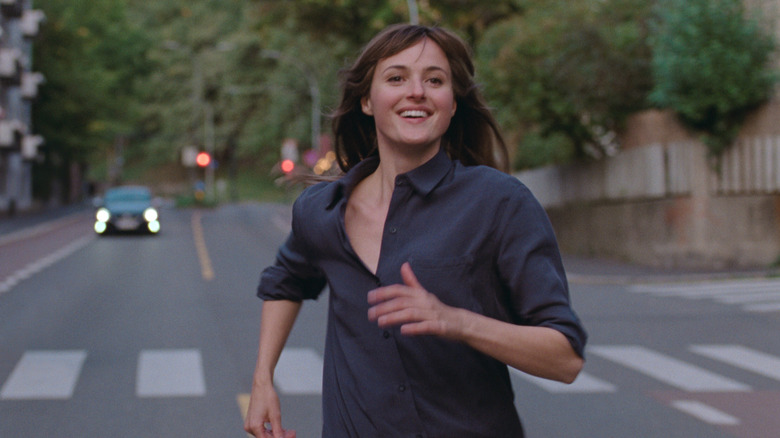 Julie runs in the middle of the street in "The Worst Person in the World" (2021)