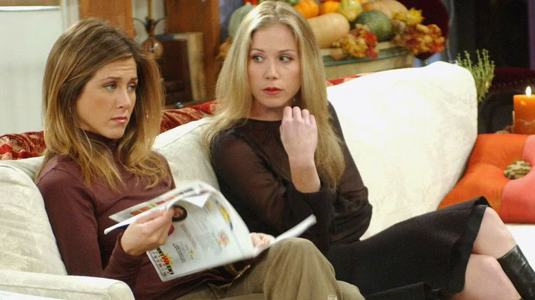 Rachel sitting next to her sister Amy on the couch on "Friends" (1994-2004)