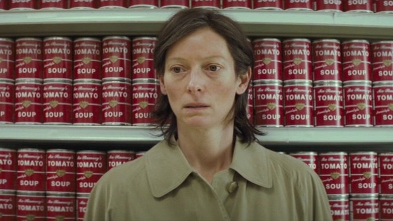 Eva stuck in despair in the supermarket