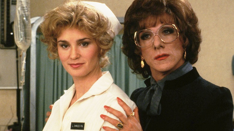 Dustin Hoffman as Tootsie posing with hands on Jessica Lange's shoulders