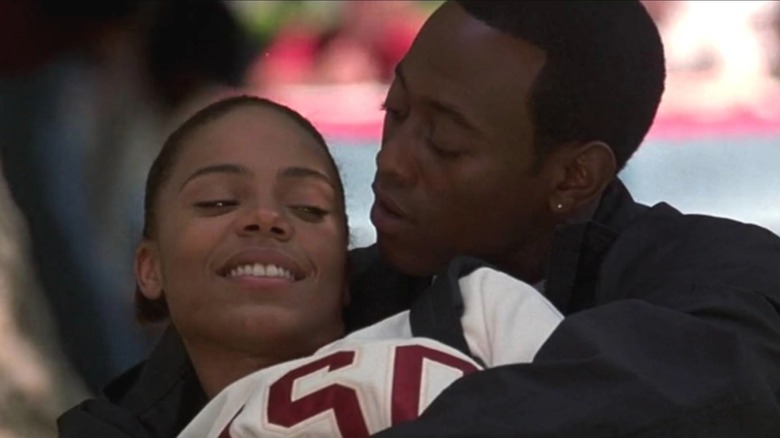 Monica (Sanaa Lathan) and Quincy (Omar Epps) hug in a field in Love & Basketball.