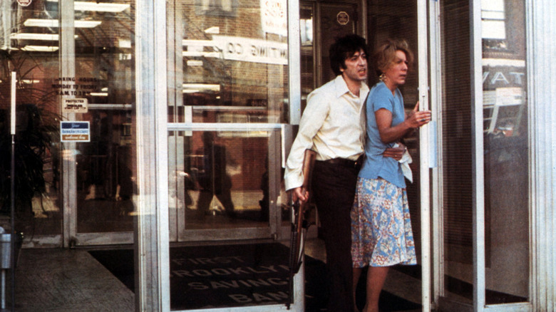 Sonny talks to the police with a hostage in 'Dog Day Afternoon' (1975)