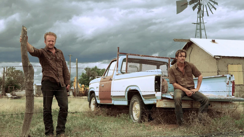 Toby and Tanner Howard look out to the horizon in 'Hell or High Water' (2016)