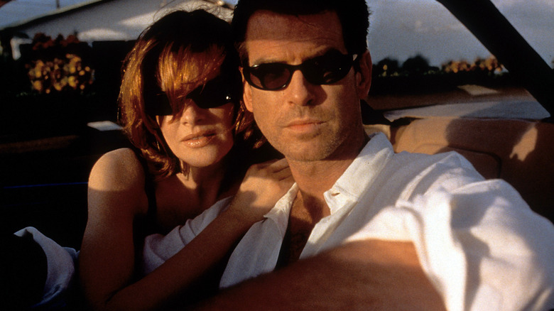 Thomas Crown and Catherine Banning sit in a car in 'The Thomas Crown Affair' (1999)