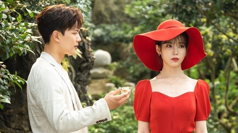 Chang-sun offering something to Man-wol in Hotel del Luna (2019)