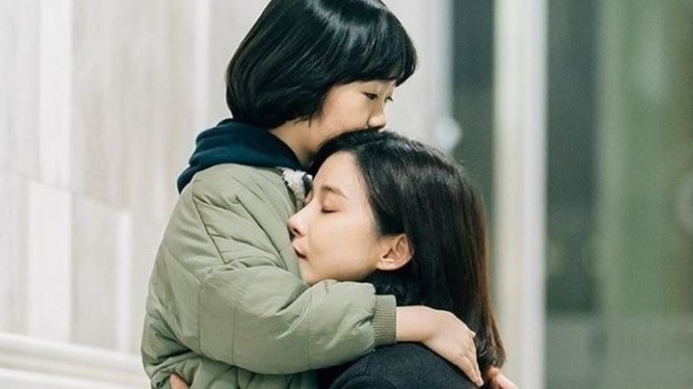 Kim Hye-na hugging Kang Soo-jin in Mother (2018)