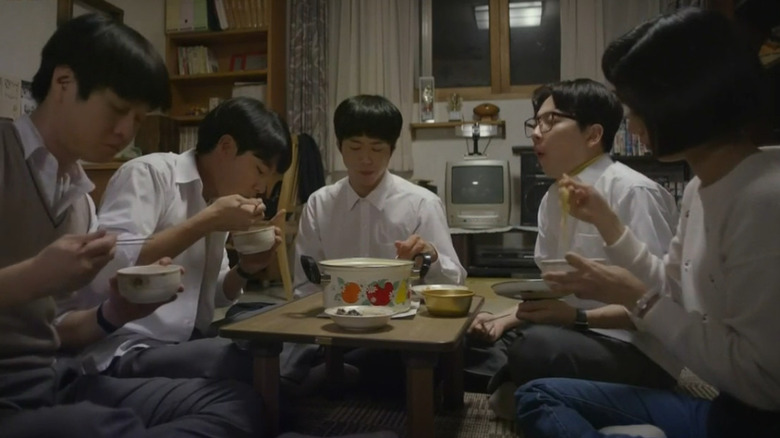 A group of friends eating together in Reply 1988 (2015)