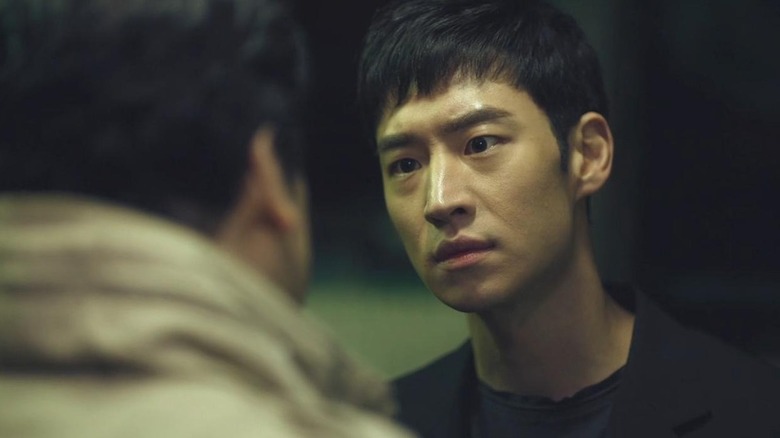 Park Hae-young looking at a man in Signal (2016)