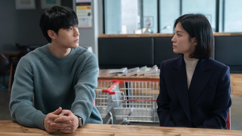 Moon Dong-eun and Joo Yeo-jeong looking at each other in The Glory (2022)
