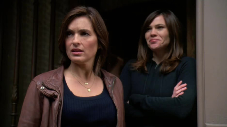 Benson and Mia in a doorway on Special Victims Unit