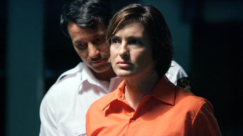 Benson in a prison jumpsuit with a guard behind her on Special Victims Unit