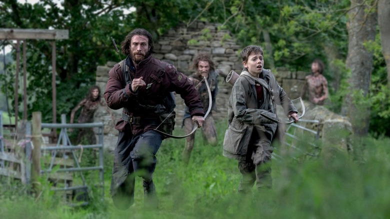 Jamie and Spike run from zombies in 28 Years Later