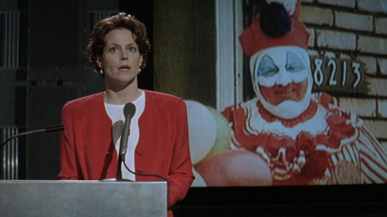 Dr. Helen Hudson gives a speech about serial killers in Copycat