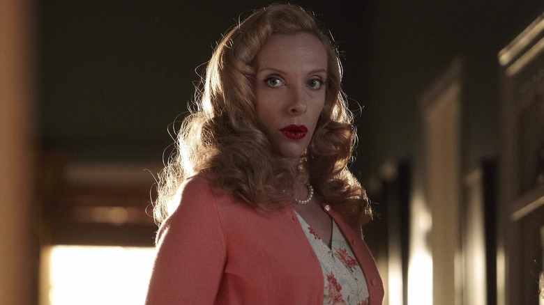 Tara, dressed in an old fashioned outfit in The United States of Tara