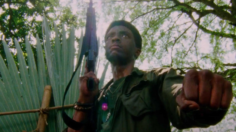 A low shot of Norman holding out his fist in Da 5 Bloods (2020)