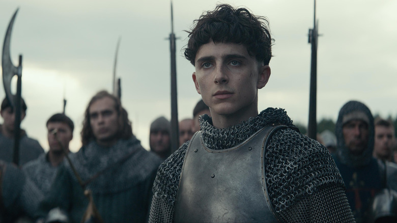 Hal leads an army of soldiers on the battlefield in The King (2019)