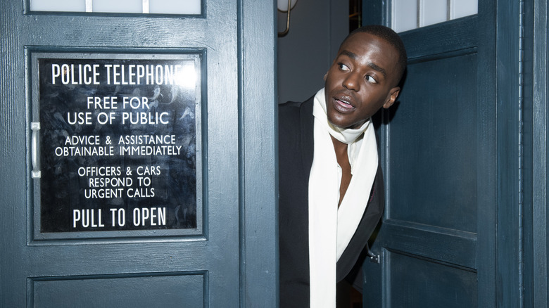 Ncuti Gatwa playing around with the TARDIS