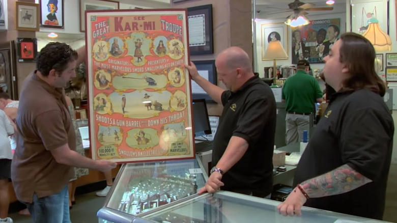 Rick Harrison Chumlee Russell examine poster