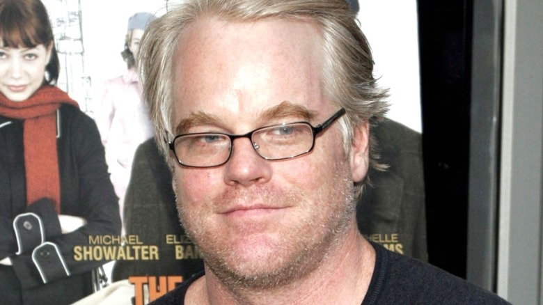 Philip Seymour Hoffman glancing off camera