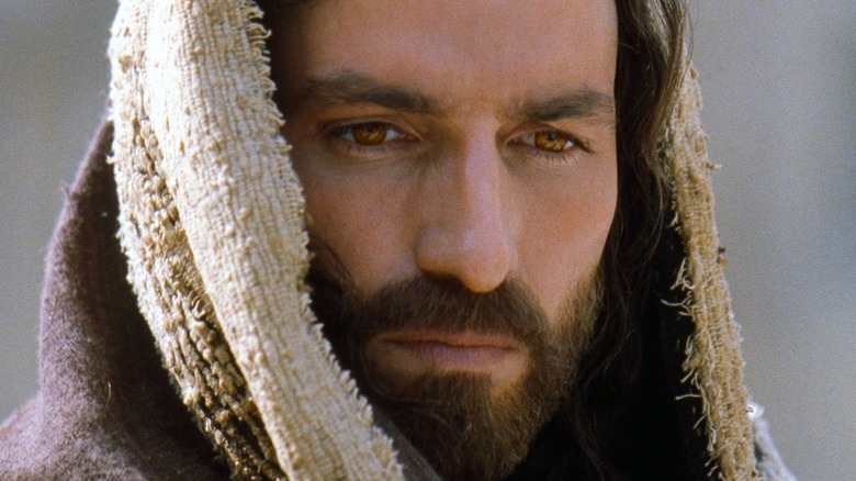 Jesus hooded and looking down in "The Passion of the Christ"