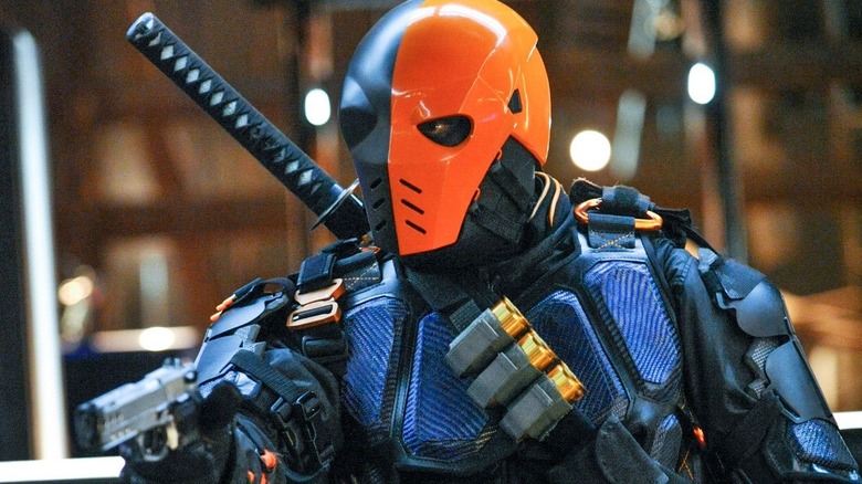 Deathstroke aims a gun