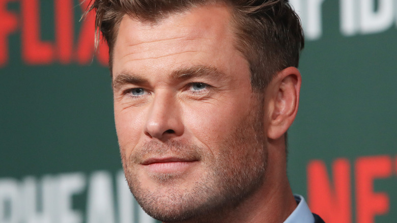 Chris Hemsworth poses on red carpet