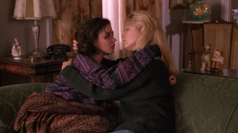 Moira Kelly hugging Sheryl Lee