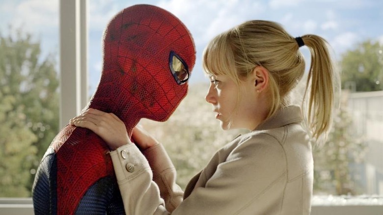 Ο Spider-Man κρατά τον Gwen Stacy