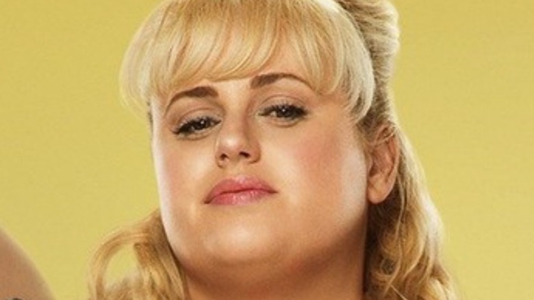 Rebel Wilson Penny holding martini glass