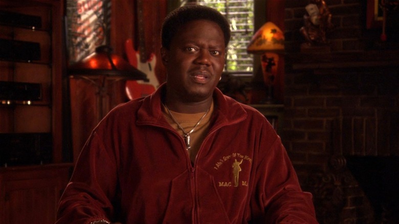 Bernie talking to the camera on The Bernie Mac Show