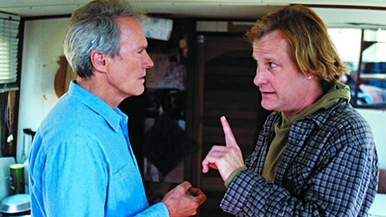 Clint Eastwood talking to Jeff Daniels 