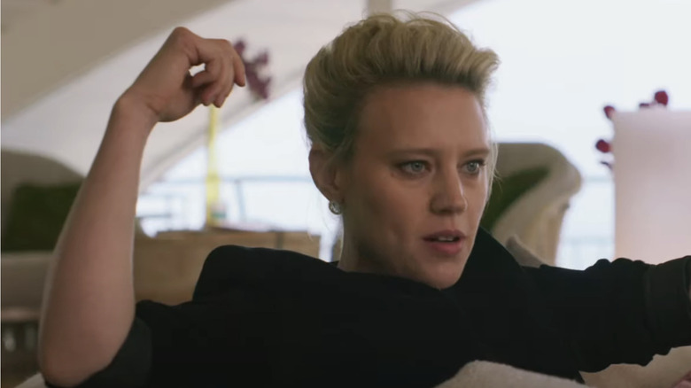 Kate McKinnon sitting in "Yesterday"