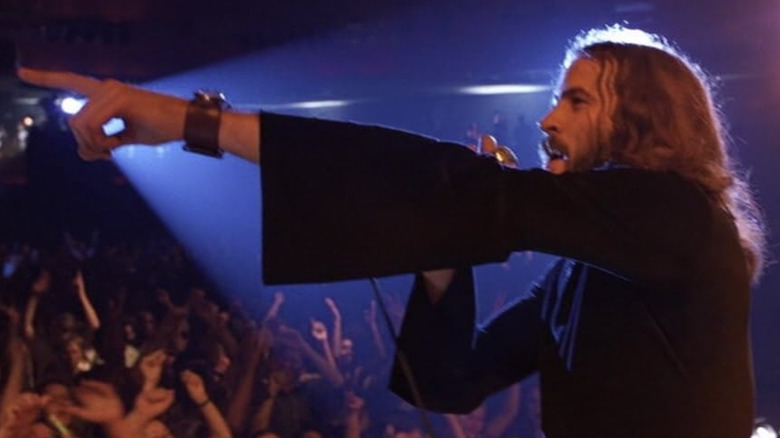 Jeff Bebe works the crowd in "Almost Famous" (2000)