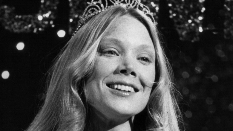 Sissy Spacek as Carrie wearing prom queen tiara