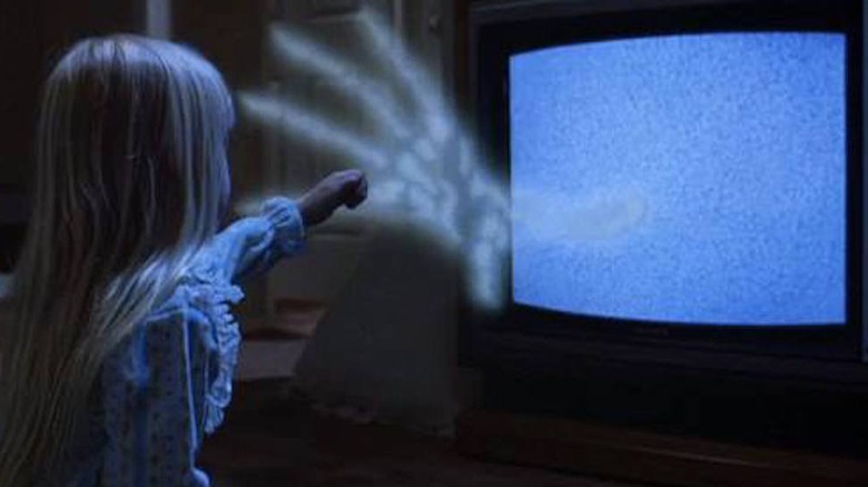 Heather O'Rourke points at TV