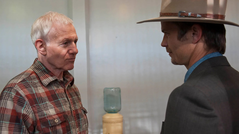 Arlo confronts Raylan Givens