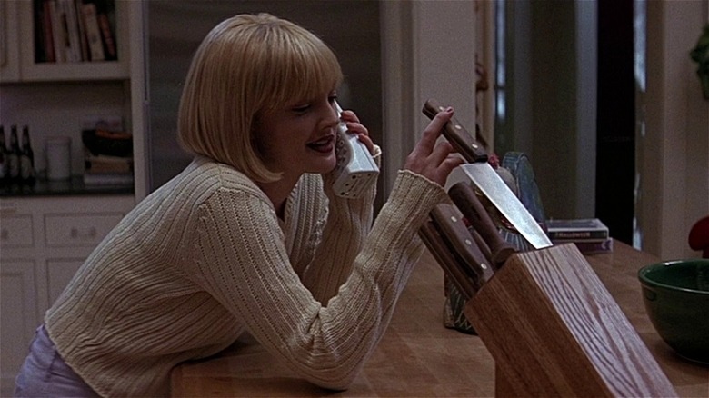 Casey on the phone messing with knives in Scream (1996)
