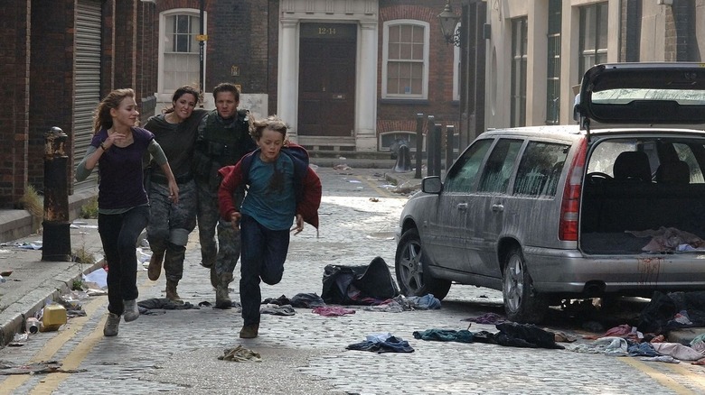 Tammy Andy Scarlet and Doyle running down a street in 28 Weeks Later