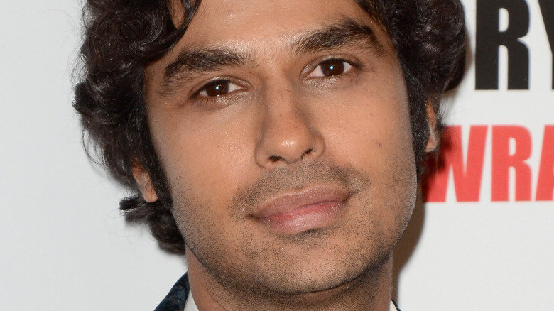 Kunal Nayyar posing for photo