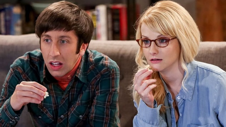 Howard and Bernadette eat popcorn