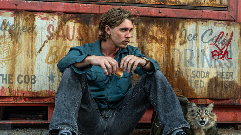 Henry "Hank" Thompson chilling with a cat in Caught Stealing (2025)