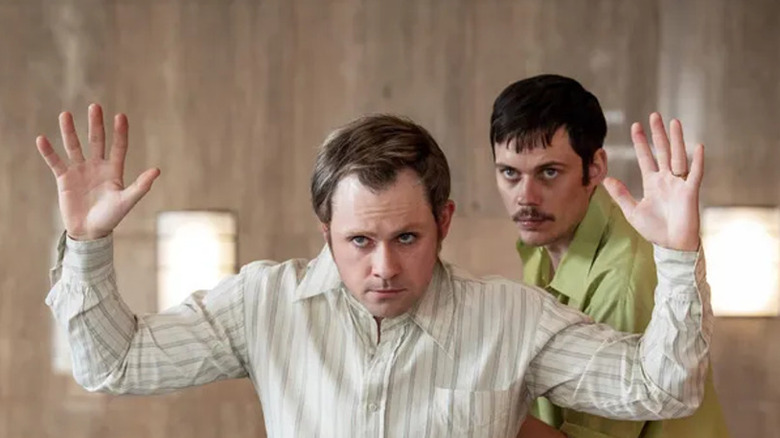 Tony holds Richard at gunpoint in "Dead Man's Wire"