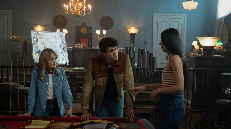 Mary, John, Latika in Bunker