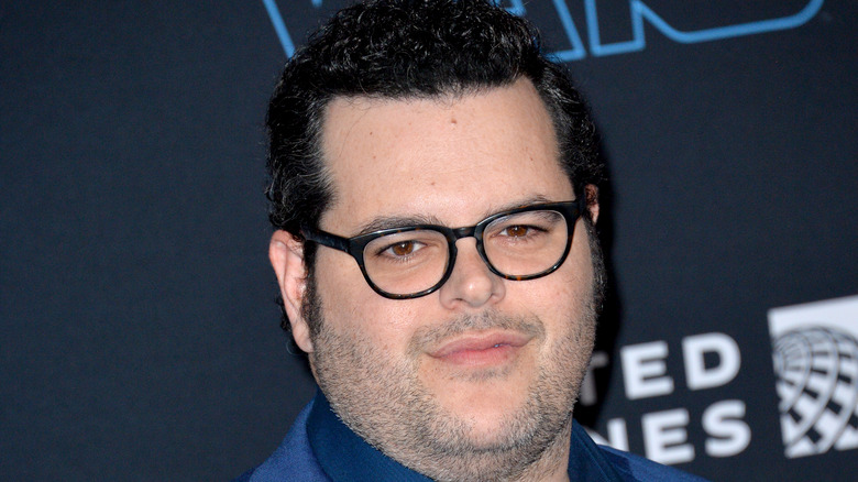 Josh Gad appearing at a photoshoot