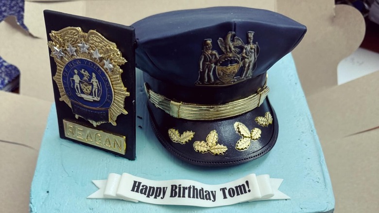 Актеры «Голубой крови» отпраздновали 79-летие Тома Селлека потрясающим тортом